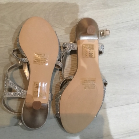 David’s bridal, strappy sandle with Kitty heel - Picture 3 of 3